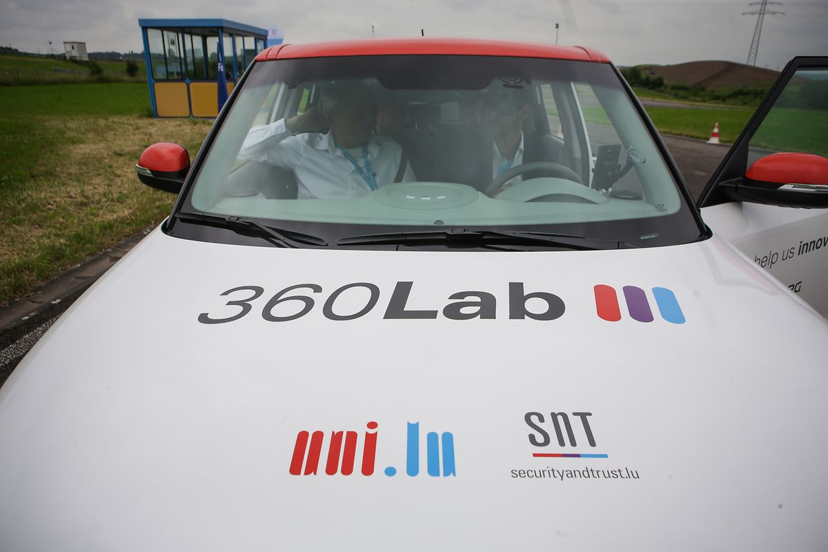 Parmi les véhicules en phase de test, cette Kia Soul électrique transformée en laboratoire connecté sur roues par le centre de recherches SnT de l'Université du Luxembourg.