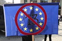 dpatopbilder - 23.03.2019, Sachsen, Leipzig: Mit einem Schild gegen Artikel 13 stehen Teilnehmer bei einer Demonstration unter dem Motto «Save the Internet» gegen Upload-Filter anlässlich der geplanten EU-Urheberrechtsreform. Kurz vor der entscheidenden Abstimmung über die Reform des Urheberrechts im EU-Parlament haben Tausende in Europa gegen das Vorhaben protestiert. Gegner der Reform und vor allem des umstrittenen Artikels 13 hatten Demonstrationen in rund 20 Ländern angekündigt. Foto: Peter Endig/dpa +++ dpa-Bildfunk +++