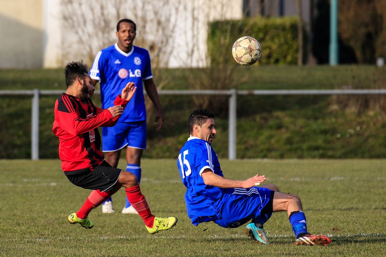 Chris Patini (Koerich/Septfontaines) dans le dos de Saber Zennane (Boevange)