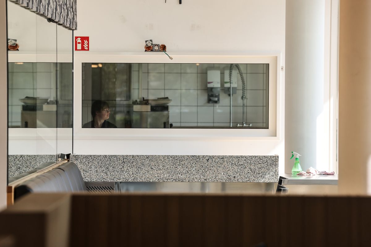 A janela permite aos clientes ver para a cozinha