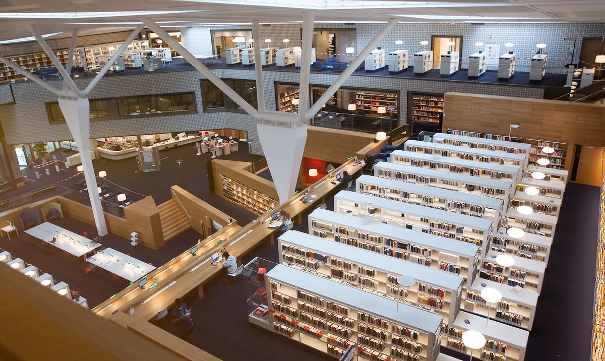 The BNL - the National Library of Luxembourg has numerous English language books you can borrow - paperback, hardback or digital for e-readers