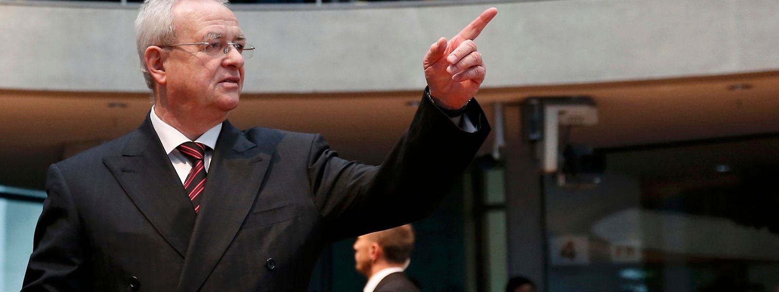 Äußerlich relativ unbewegt, doch mit ernster Miene kam der frühere VW-Chef in den Anhörungssaal des Bundestags.