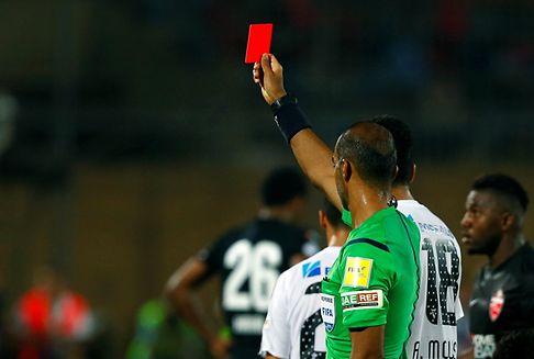 Weltpremiere im Fußball: Videoschiedsrichter sorgt für Platzverweis