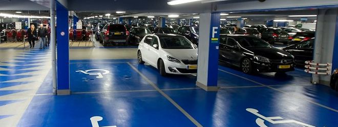 Ab und an sind viele Behindertenstellplätze der Supermarktkette Auchan belegt. Jedoch sind nicht alle Autos dort rechtmäßig geparkt. 