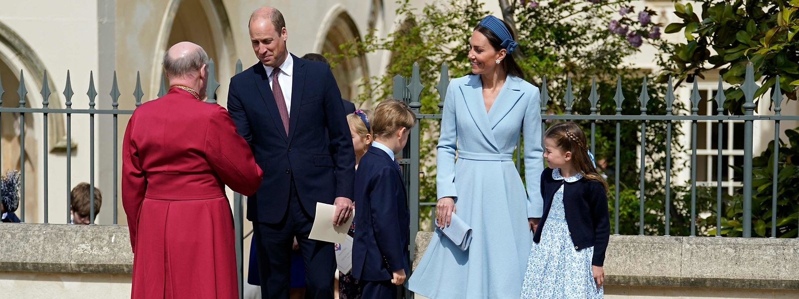 Die britischen Royals William und Kate mit ihren Kindern George (8) und Charlotte (6) vor dem Ostergottesdienst in Windsor. Das jüngste Kind Louis (3) blieb der Messe fern.
