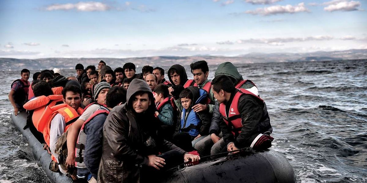Ein völlig überfülltes Flüchtlingsboot vor der griechischen Insel Lesbos.