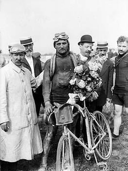 François Faber erreicht im Jahr 1909 den Höhepunkt seiner kurzen sportlichen Karriere. Er gewinnt die "Tour de France" als erster Nicht-Franzose. Diese Aufnahme entstand bei der Zielankunft der letzten Etappe im Parc des Princes in Paris, bei der Faber Dritter wurde.