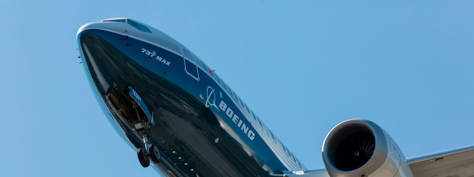 Eine Boeing 737 MAX 7 landet in Rahmen eines Testflugs in Seattle auf dem Boeing-Flugfeld. 
