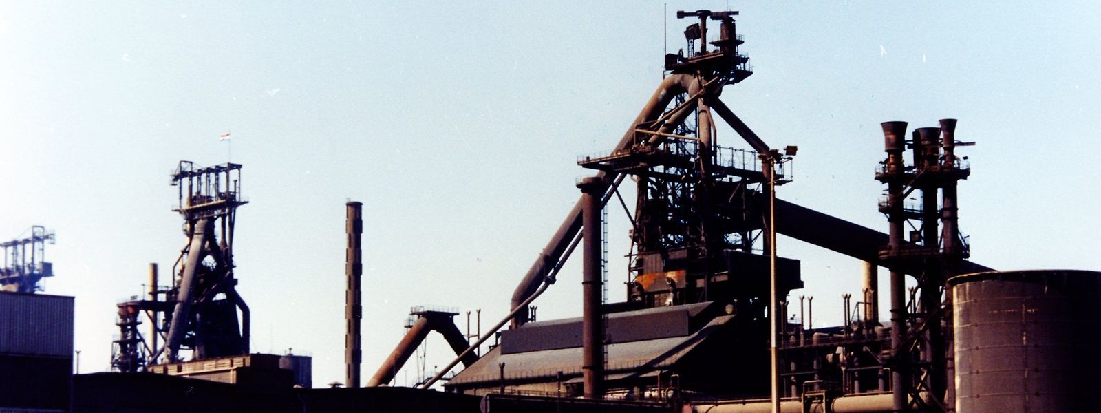 Der Hochofen C, hier im Vordergrund, wurde 1979 angeblasen. 1995 wurde er außer Betrieb gesetzt.