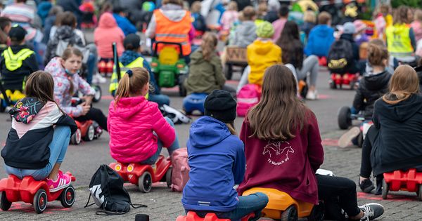 Fast 400 Kinder fahren mit dem Bobbycar zur Autorenlesung - Vimarsana News