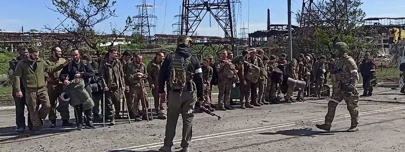 Quase 960 soldados ucranianos que estavam na fábrica de Azovstal, em Mariupol, renderam-se às forças russas.