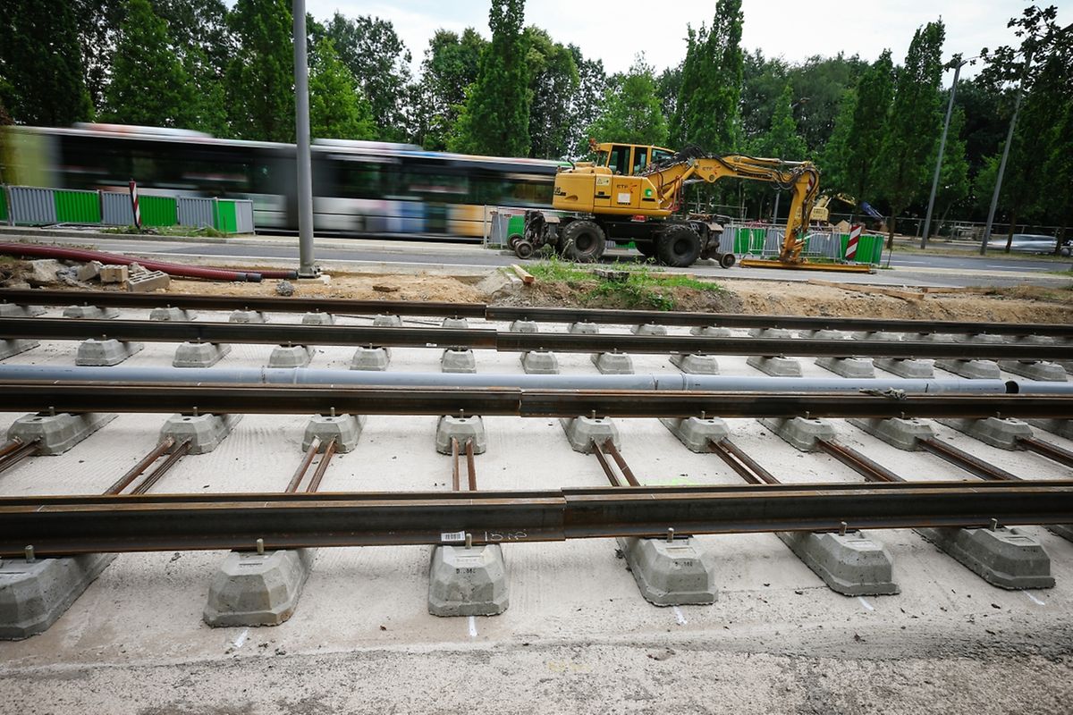 Auf einem ganz kurzen Streckenabschnitt, zwischen der Coque und der Uni, wurden erste Gleise verlegt. 