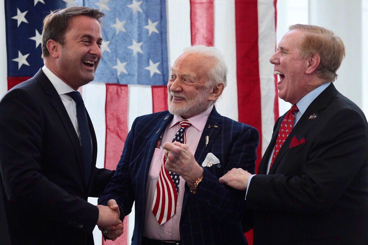 Xavier Bettel mit Buzz Aldrin (Mitte) und dem US-BotschafterJ. Randolph Evans in der Philharmonie