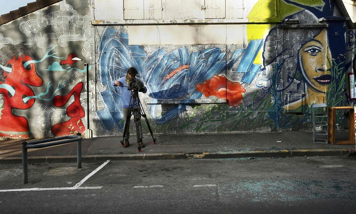 FOTOS VOM SONNTAG: Auf diesem inzwischen leeren Parkplatz in Montreuil wurde eines der Fahrzeuge, das die Attentäter nutzten, am Sonntag gefunden.