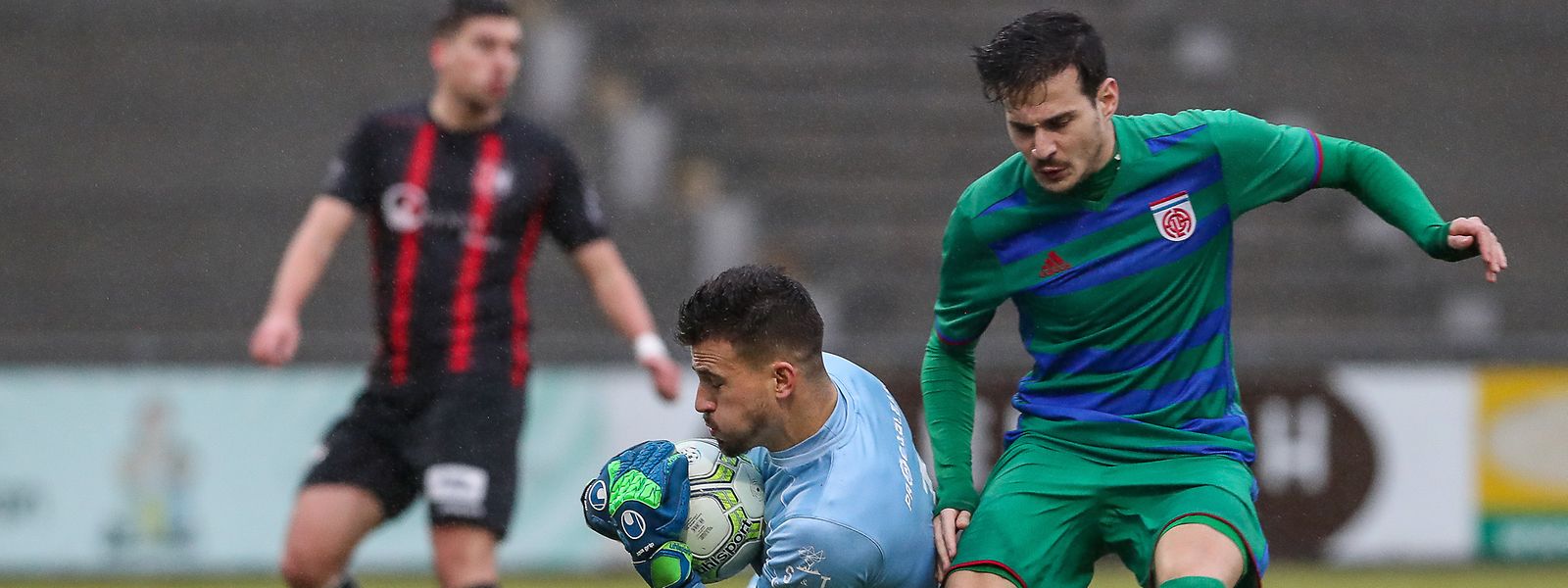 Ken Corral, ici derrière Teddy Da Silva, s'est consolé de l'élimination en Coupe de Luxembourg par Mondercange en s'offrant un doublé à Mondorf.