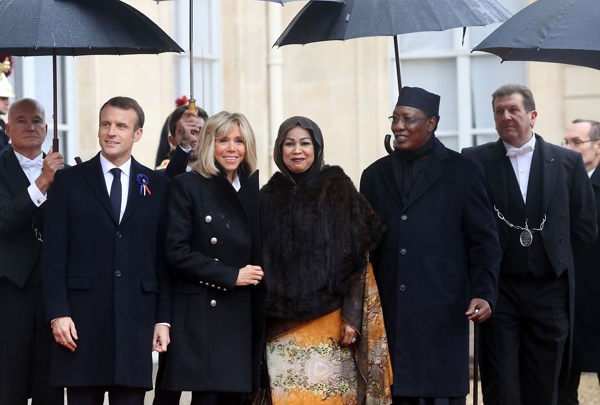 French President Emmanuel Macron (2ndL) and wife Brigitte Macron (3rdL) welcome Tchad's President Idriss Deby (2ndR) and his wife Hinda Deby Itno as they arrive at the Elysee Palace in Paris on November 11, 2018 ahead of the start of commemorations marking the 100th anniversary of the 11 November 1918 armistice, ending World War I. (Photo by Jacques Demarthon / AFP)