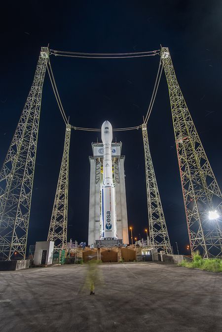 Eine Vega-C VV21 mit LARES-2 steht auf dem europäischen Weltraumbahnhof in Kourou, Französisch-Guayana, bereit für den Start. 