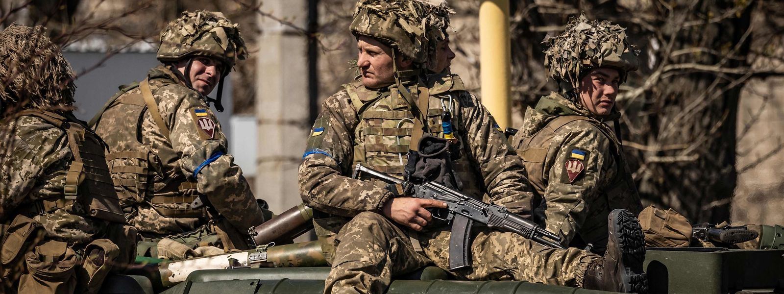 À espera da ofensiva russa, soldados ucranianos e membros da Defesa Territorial estiveram a fortalecer posições e a cavar novas trincheiras na área rural de Barvinkove, no leste do país.