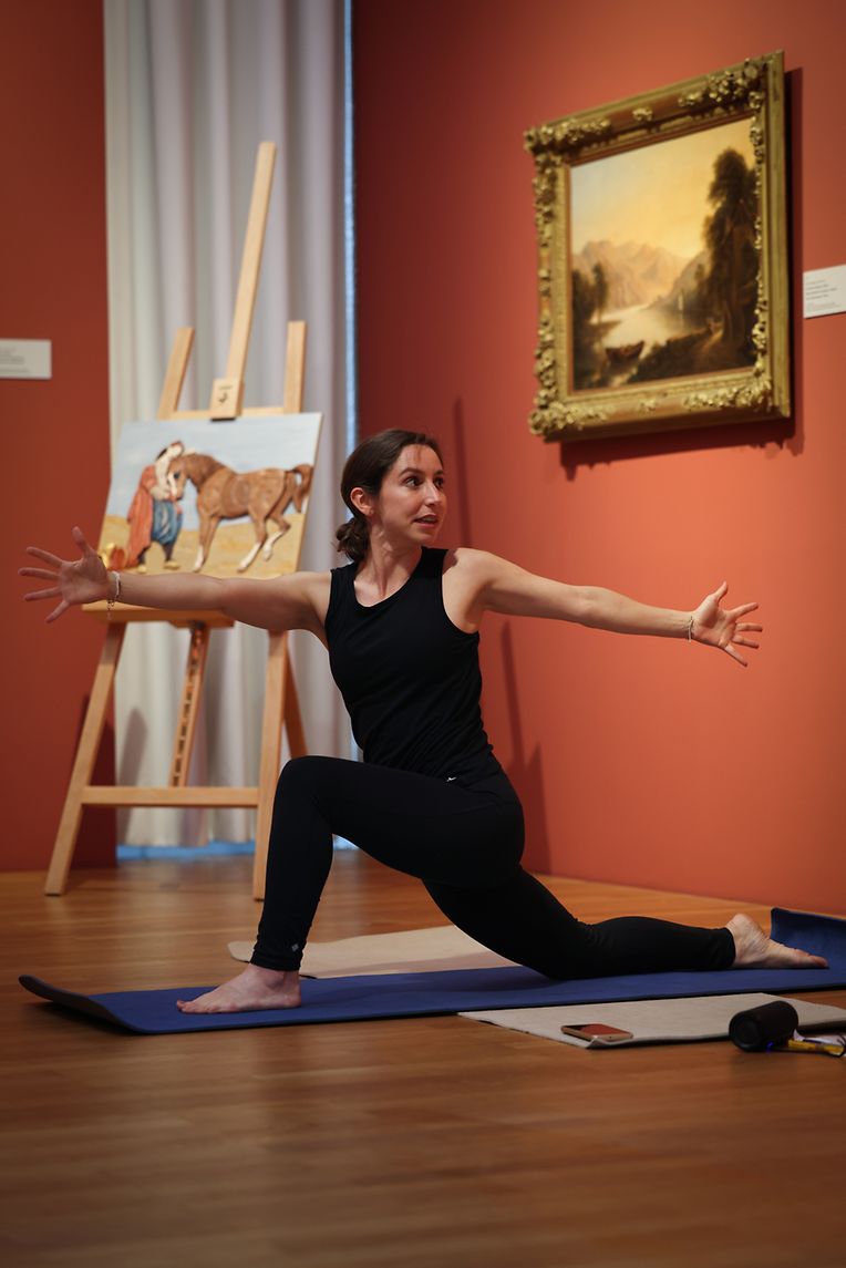 Now the positions, the yoga teacher and art mediator draws their attention to the works. 