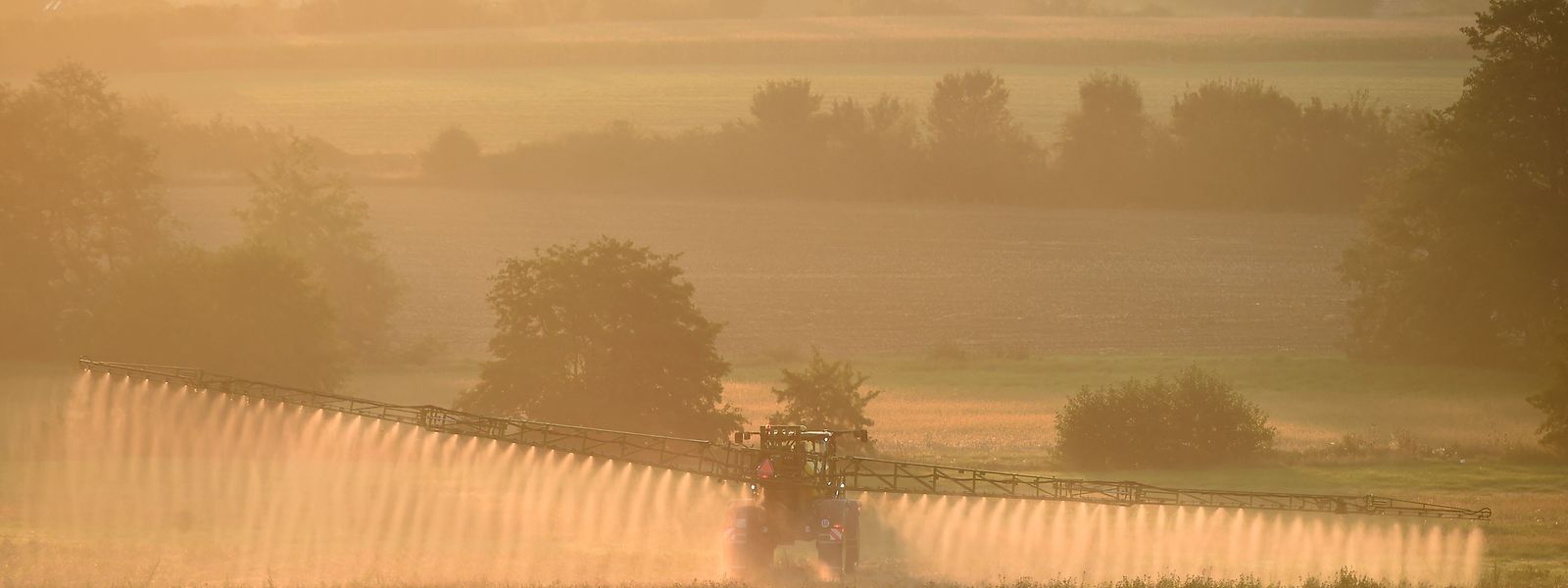 Sur cette photo d'archives prise en 2019, un agriculteur français pulvérise l'herbicide glyphosate "Roundup 720" fabriqué par le géant de l'agrochimie Monsanto, à raison de 720 grammes par hectare, à Saint-Germain-sur-Sarthe.