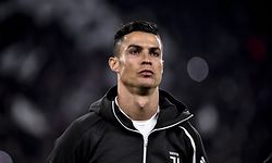 ARCHIV - 12.03.2019, Italien, Turin: Cristiano Ronaldo von Juventus Turin vor dem Beginn der UEFA-Champions-League-Partie 
Juventus Turin - Atletico Madrid im Allianz-Stadion. Ronaldo ist nach zwei Monaten auf seiner Heimatinsel Madeira nach Turin zurückgekehrt. (zu dpa "Nach zwei Monaten auf Madeira: Ronaldo wieder zurück in Turin") Foto: Marco Alpozzi/Lapresse via ZUMA Press/dpa +++ dpa-Bildfunk +++