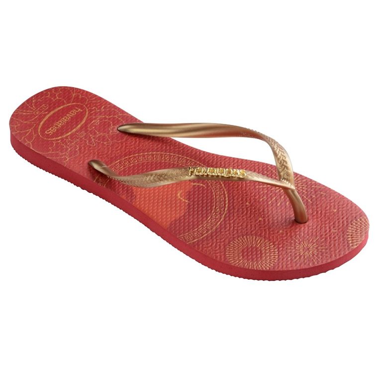 Die mit einem Büffel auf der Sohle versehenen Zehentrenner von Havaianas sind in Rot (Damen) und Schwarz (Herren) erhältlich, um 30 Euro.