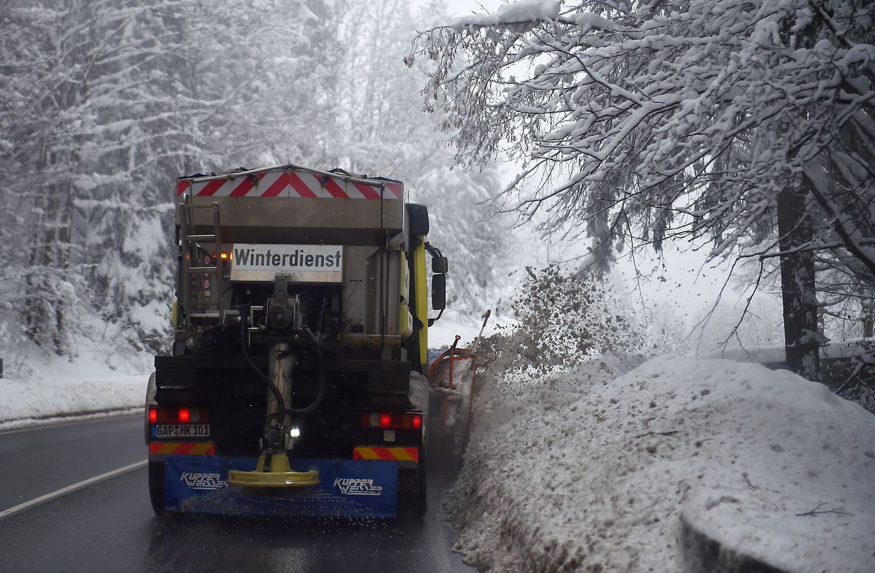 Garmisch-Partenkirchen: Der Winterdienst ist auf den Straßen im Einsatz. 