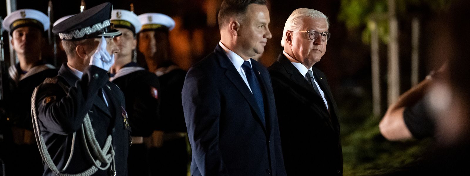 Der deutsche Bundespräsident Frank-Walter Steinmeier (r.) und der polnische Präsident Andrzej Duda (2.v.r.) nehmen an einer militärischen Zeremonie zum Auftakt der Gedenkfeierlichkeiten der Stadt Wielun zum 80. Jahrestag des Beginns des Zweiten Weltkriegs teil.