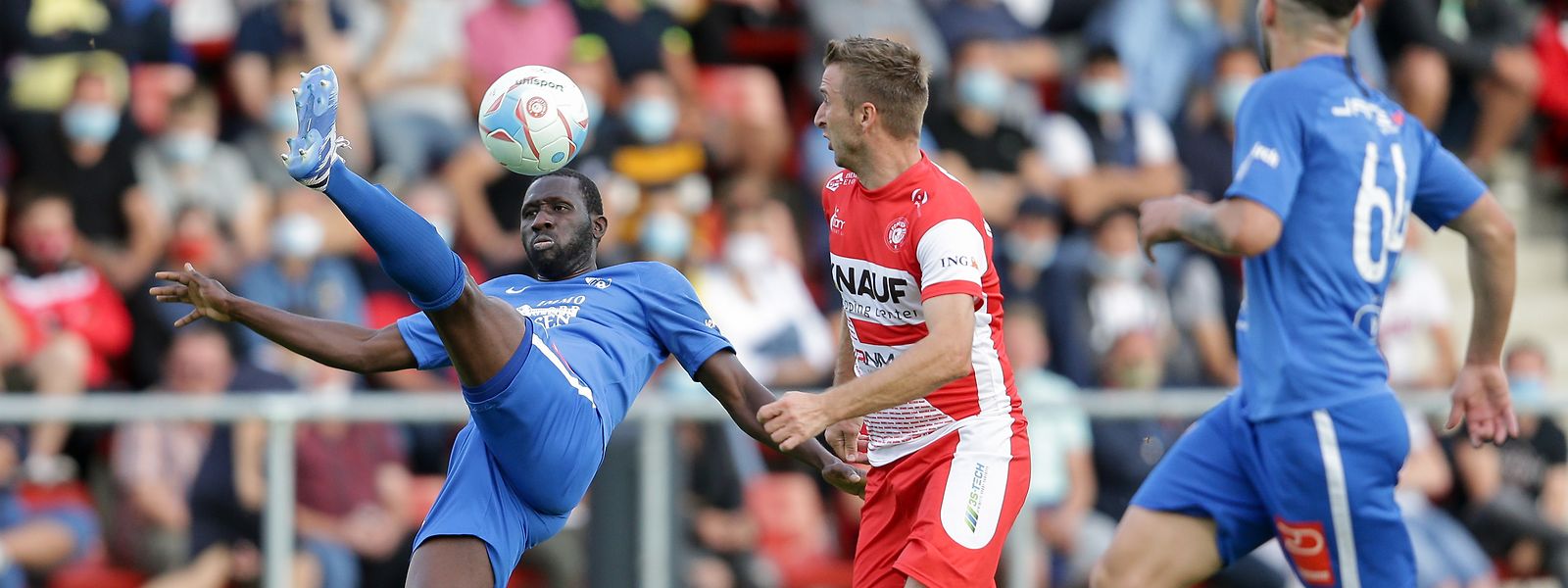 Losseni Keita (Etzella, l.) klärt vor dem Wiltzer Sanel Ibrahimovic. 
