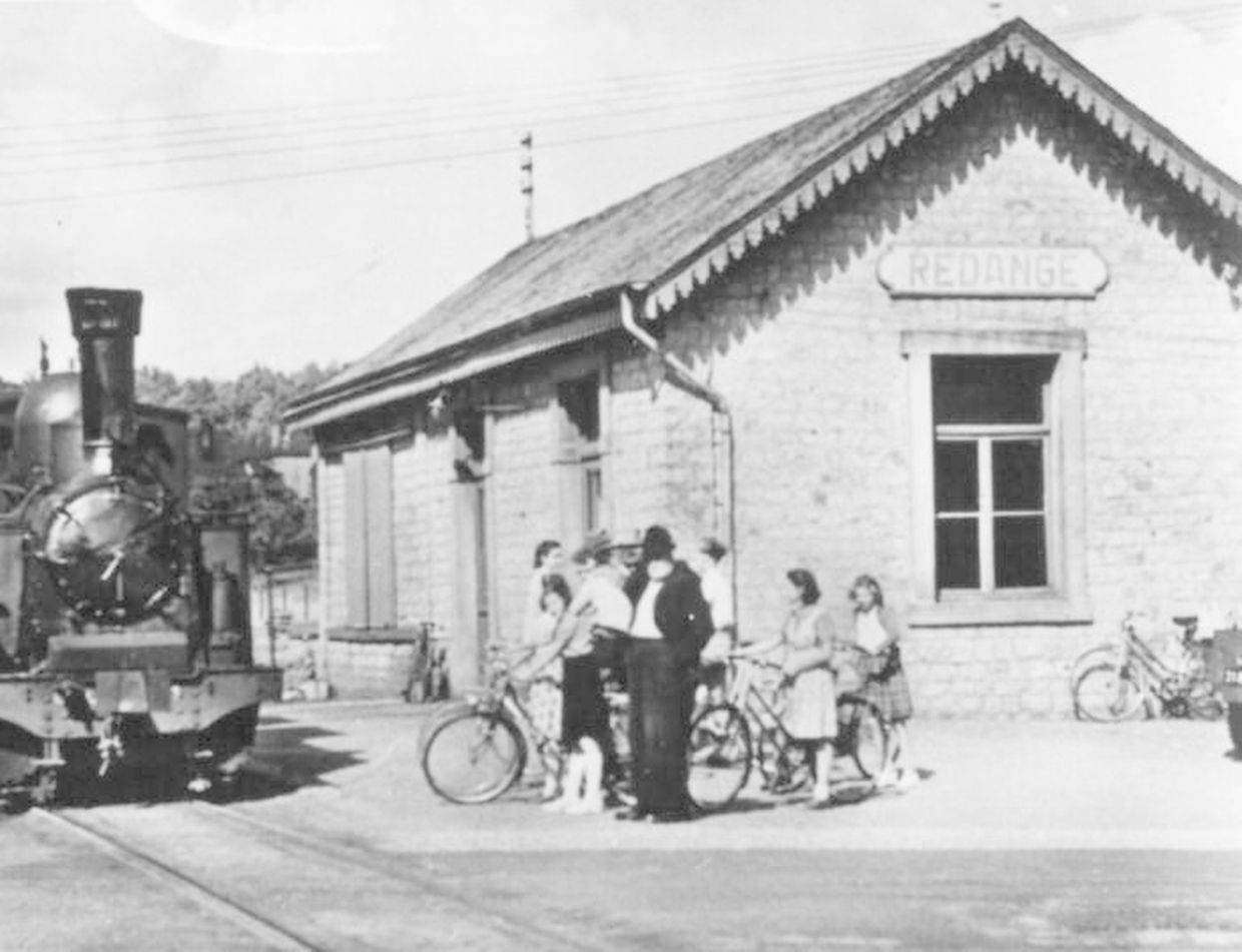 Der "Jangeli" macht Halt im Bahnhof Redingen.