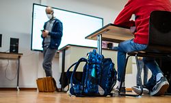 26.10.2020, Nordrhein-Westfalen, Gütersloh: Ein Schulranzen steht auf dem Boden in einem Klassenraum in der Freiherr-vom-Stein-Realschule in Gütersloh. Ein wichtiges Element in den Hygienekonzepten der Schulen zum Schutz vor Corona ist das intensive Lüften der Klassenräume. Viele Schüler und Eltern fürchten, dass es in den kommenden Wochen und Monaten in den Klassenräumen kalt werden könnte. Alle 20 Minuten Stoßlüften lautet die Vorgabe vom Schulministerium. Eine Maßnahme, die dafür sorgen soll, dass die Aerosol-Konzentration und damit das Corona-Risiko nicht zu stark ansteigen. Foto: Guido Kirchner/dpa +++ dpa-Bildfunk +++