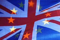 ARCHIV - 10.04.2019, Großbritannien, London: Die Sterne einer EU-Fahne scheinen durch einen Union Jack, die Fahne des Vereinigten Königreichs, Fahne hindurch. (zu dpa "Barnier: Einigung mit Großbritannien wird «extrem schwierig») Foto: Yui Mok/PA Wire/dpa +++ dpa-Bildfunk +++