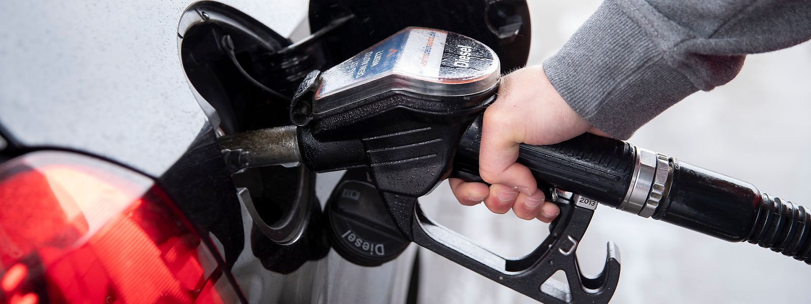 Diesel kostet ab Samstag wieder leicht mehr als das 95er Benzin - trotz Preissenkungen.