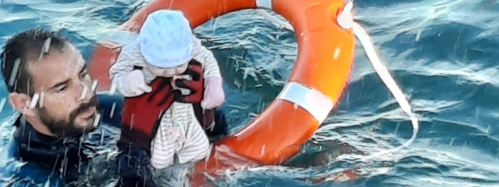 Ceuta: Auf diesem von der spanischen Guardia Civil zur Verfügung gestellten Bild rettet Juan Francisco Valle, Taucher der spanischen Polizeieinheit Guardia Civil, ein Baby im Meer inmitten der Flüchtlingskrise vor der Küste des spanischen Exklave Ceuta. Das Baby wurde von der im Wasser treibenden Mutter auf dem Rücken getragen.