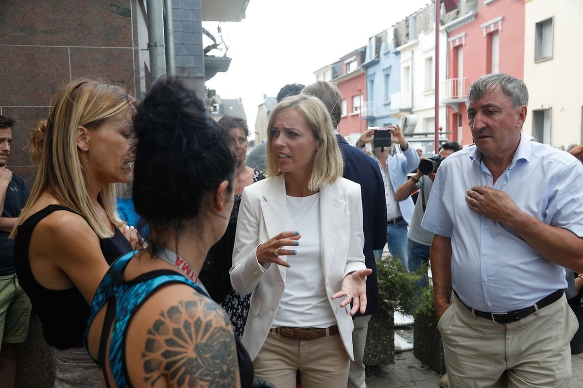 Taina Bofferding (center) speaking with affected residents in Pétange Photo: Anouk Antony