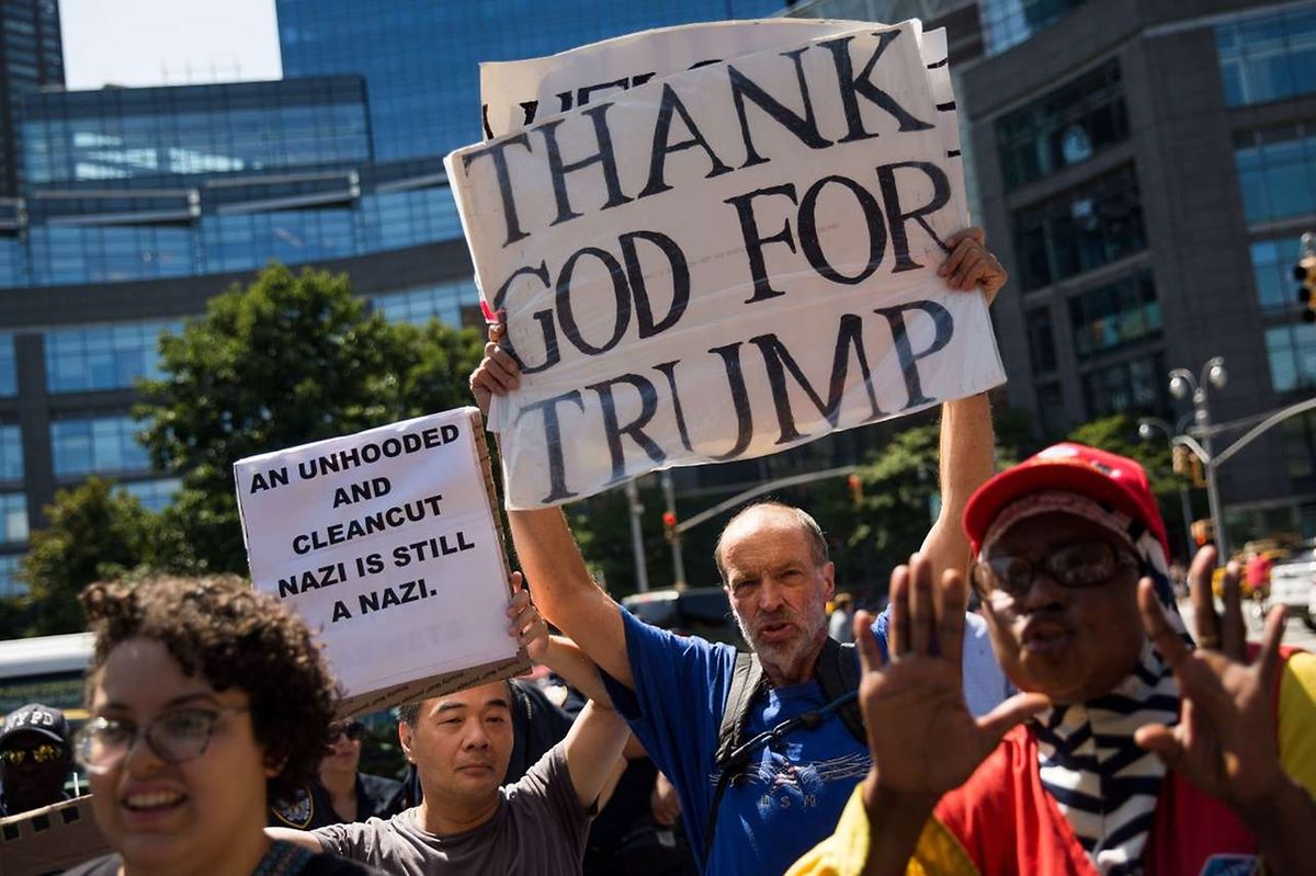 Nie zuvor waren Gruppierungen der extremen Rechten in den USA prominenter als in der Ära Donald Trumps. Das Foto wurde in Charlottesville am vergangenen Wochenende während der Antirechtskampagne geschossen. Ein Trump-Anhänger mischte sich unter die Gegendemonstration.  
