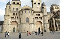 Der Domfreihof in Trier. Zum Bischof-Stein-Platz hinter dem Dom geht es durch die Windstraße am linken Bildrand. 