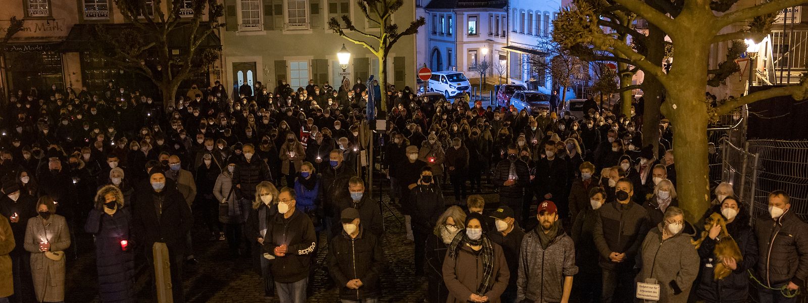 Mehrere hundert Menschen haben sich am Donnerstag in Kusel zur ökumenischen Gedenkfeier für die beiden in der Nacht zu Montag erschossenen Polizisten vor der Stadtkirche versammelt.