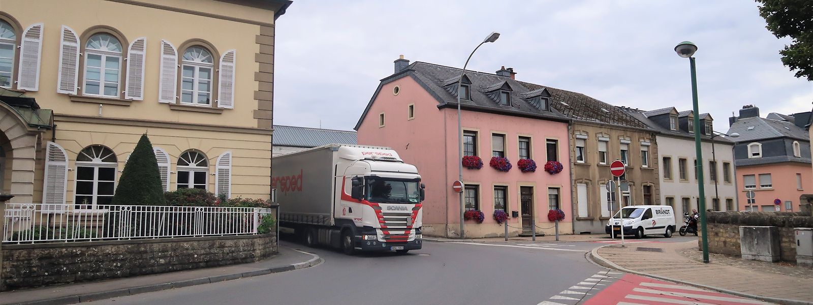 Abknickende Hauptstraße an der Kreuzung Morgenstern: Der Bypass entlang der Rue des Bénédictins (unten rechts) soll diesen unfallträchtigen Punkt beseitigen. 