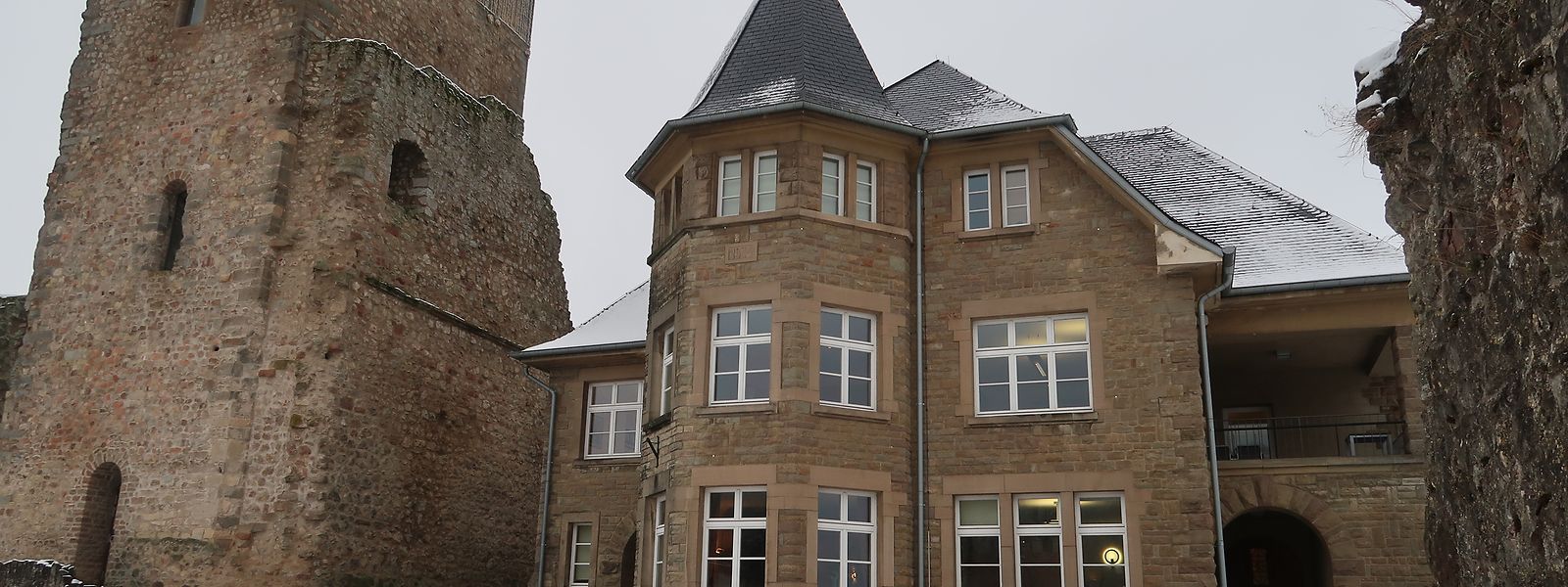Die Villa auf dem Burggelände ist seit 2003 Sitz der Gemeindeverwaltung.