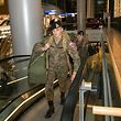 Am Donnerstag wurden die zurückgekehrten Soldaten am Flughafen begrüßt. 