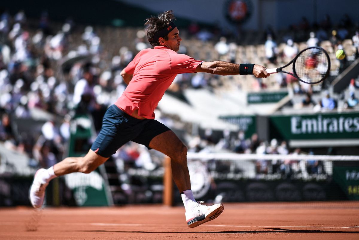 It is indeed On Running that Roger Federer wore at Roland-Garros.  Look at his feet at Wimbledon, if it turns out his sneakers will come from Luxembourg ...