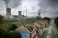 ARCHIV - 21.10.2015, Belgien, Huy: Das Atomkraftwerk Tihange. Hunderte Menschen sollen Anzeige gegen belgische Kernkraftwerke erstatten. Mehrere Anti-Atom-Bewegungen haben dazu aufgerufen, am Samstag in den belgischen Städten Namur, Tongeren und Eupen Anzeige gegen die Kernkraftwerke Tihange und Doel zu erstatten. Grund sind Tausende Haarrisse an den Reaktordruckbehältern und sogenannte Precursor-Ereignisse, die die Menschen verunsichern. Foto: Oliver Berg/dpa +++ dpa-Bildfunk +++