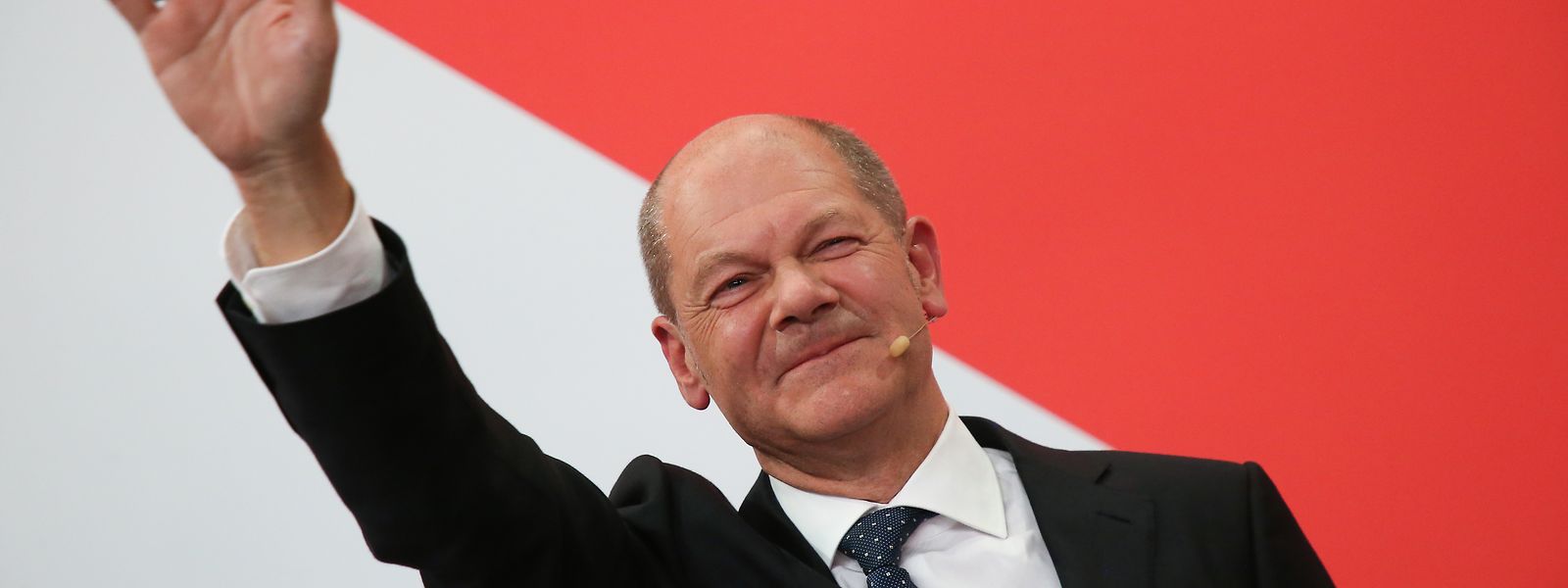 SPD-Kanzlerkandidat Olaf Scholz winkt während der Wahlparty im Willy-Brandt-Haus.