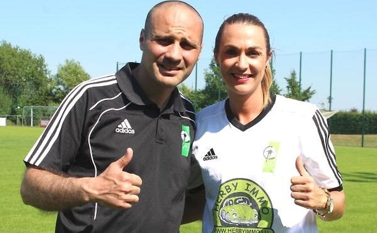O treinador da Jeunesse Junglinster; Paulo Cunha, com a capitã da equipa, Carina Alves