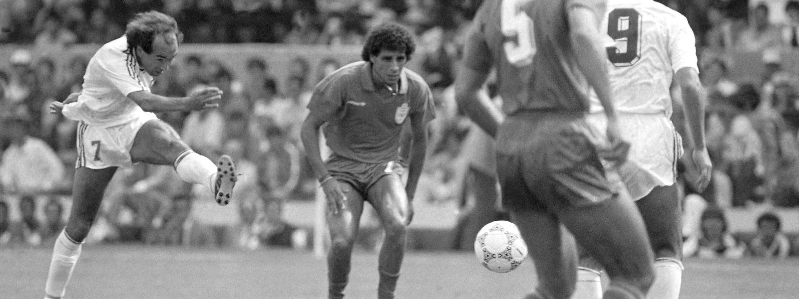 Jaime Pacheco em ação no jogo entre as seleções de Portugal e de Marrocos, no mundial de futebol México 1986. 