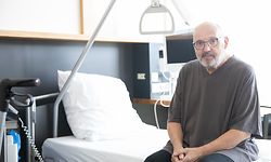 Jacques Woeffler ist 70 Jahre alt und hatte bereits einige Vorerkrankungen. Mitte März wurde bei ihm eine Infizierung mit dem Corona-Virus festgestellt. Der Mann aus Düdelingen lag daraufhin 35 Tage im Koma auf der Intensivstation. Nach insgesamt sieben Wochen im Rehazenter darf er nun bald wieder nach Hause. 