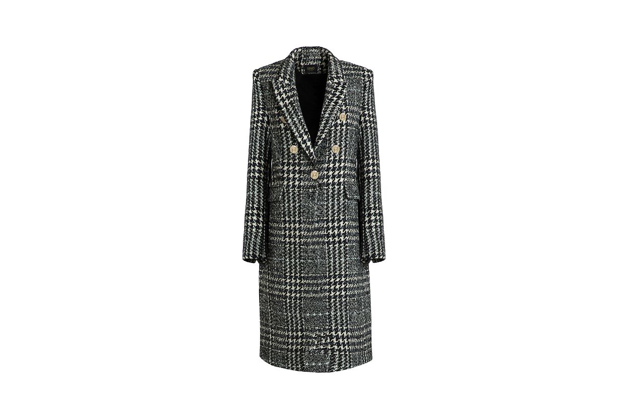 Darüber trägt Frau im Herbst/Winter entweder lange, lässig geschnittene Wollmäntel, wie diesen von Liu Jo mit Hahnentritt-Muster (um 590 Euro), oder aber Capes und Ponchos.