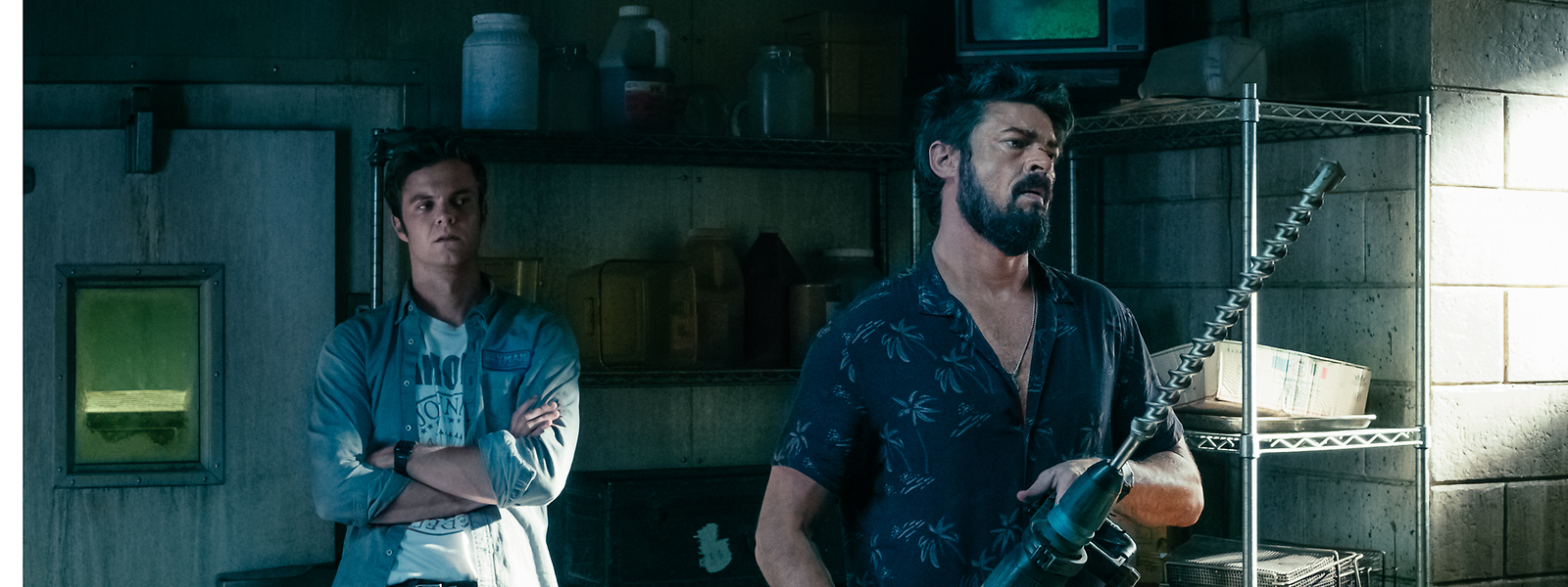 Hughie Campbell (l., Jack Quaid) und Billy Butcher (r., Karl Urban) wehren sich gegen die ausgetickten  Superhelden.