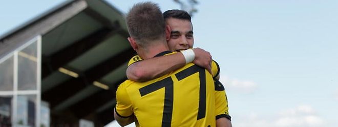 Danel Sinani dans les bras de Dave Turpel. L'exploit dudelangeois face à l'Olympiakos pourrait venir de ces deux hommes.